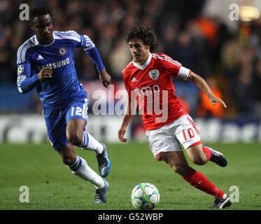 Pablo Aimar di Benfica (a destra) si allontana da John Mikel di Chelsea OBI Foto Stock