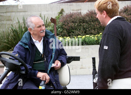 Willy Aitchison, capiente maestro di European Tour, che è negli anni settanta, allo Smurfit European Open presso il K Club vicino a Dublino. Aitchison che si accadded per Lee Trevino quando ha vinto l'Open nel 1971 e 1972, è stato chiesto dal golfista a caddy per lui un'ultima volta. * in quello che il golfista americano vedrà come la sua ultima apparizione Open a St Andrews, Scozia. Foto Stock