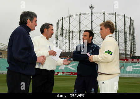 Il capitano di Surrey, Rory Hamilton-Brown (a destra) e Mike Yardy di Sussex, prendono parte al lancio della moneta con Umpires prima di giocare il primo giorno della stagione del campionato della contea Foto Stock