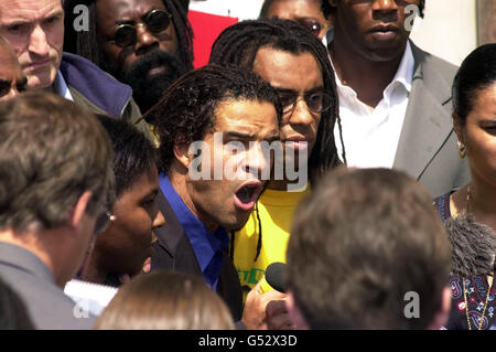Due membri dell'M25 tre, Raphael Rowe (L) e Michael Davis dopo la loro liberazione, alla High Court di Londra. La coppia, insieme a Randolph Johnson, fu condannata per un omicidio e per una serie di rapine intorno all'autostrada nel dicembre 1988. * Davis, Johnson e Rowe, che hanno trascorso un decennio in carcere, erano presenti in tribunale quando le loro convinzioni sono state rovesciate da tre giudici. Foto Stock