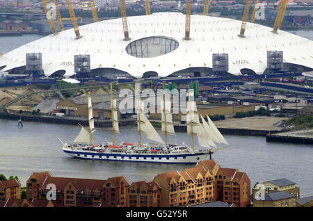 La nave a vela più grande del mondo, la Royal Clipper, viaggia lungo il Tamigi passando davanti al Millennium Dome come parte del suo viaggio inaugurale. La nave da 439 piedi è la prima nave a vela a cinque alberi costruita in quasi 100 anni. Foto Stock