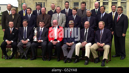 I vincitori del Campionato Open si riuniscono davanti alla clubhouse di St. Andrews. * (riga posteriore: l/r) Tom Lehman, Bob Charles, Nick Price, Sandy Lyle, Ian Baker-Finch, Nick Faldo, Tom Weiskopf e Bill Rogers. Al centro: John Daly, Justin Leonard, Mark o'Meara Mark Calcavecchia, Tom Watson, Lee Trevino, Seve Ballesteros e Tony Jacklin. Prima fila: Gary Player, Peter Thomson, Paul Lawrie, Sir Michael Bonallack, Captian-The Royal and Ancient Golf Club, Sam Snead, Roberto de Vicenzo, Jack Nicklaus. Foto Stock