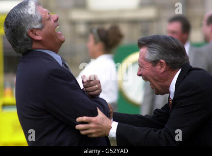 Gli ex Open Champions Lee Trevino (l) e Gary Player condividono una battuta prima della cena dei Champions a St. Andrews. Foto Stock