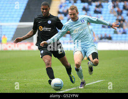 Gary McSheffrey di Coventry City e Mark Little di Peteborough United durante la partita del campionato Npower Football League alla Ricoh Arena di Coventry. PREMERE ASSOCIAZIONE foto. Data immagine: Sabato 7 aprile 2012. Il credito fotografico dovrebbe essere:PA Wire. RESTRIZIONI. Massimo 45 immagini durante un confronto. Nessuna emulazione video o promozione come "live". Nessun utilizzo in giochi, concorsi, merchandising, scommesse o servizi di club/giocatore singolo. Nessun utilizzo con audio, video, dati, partite o logo di club/campionato non ufficiali. Foto Stock