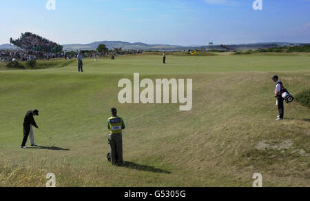 Gary Player tenta un putt molto lungo il 5 durante la seconda giornata dei Campionati Open Golf a St Andrews, Scozia. Foto Stock