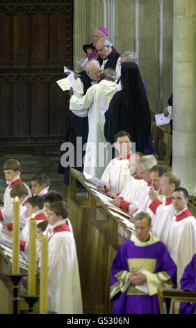 La scena all'Abbazia di St Albans e alla Chiesa della Cattedrale, per il funerale dell'ex Arcivescovo di Canterbury Robert Runcie. L'attuale Arcivescovo di Canterbury George Carey abbraccia l'Arcivescovo Desmond Tutu, durante il servizio. Foto Stock