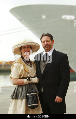 La nave di crociera ripercorre Titanic viaggio Foto Stock