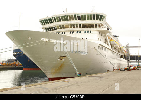 La nave di crociera ripercorre Titanic viaggio Foto Stock