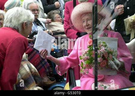 La Regina Madre incontra il compleanno ben wishers sulla tenuta di Sandringham, Norfolk, dopo aver frequentato la chiesa con la Regina . Foto Stock