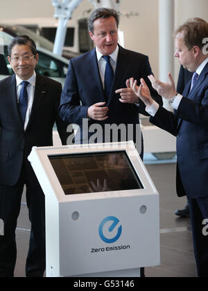 Il primo Ministro David Cameron parla con il Vice Presidente Esecutivo Andy Palmer (a destra) in qualità di Chief Operating Officer Toshiyuki Shiga (a sinistra) durante una visita alla sede centrale di Nissan a Tokyo, Giappone. Foto Stock