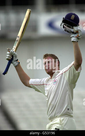 Il battitore del Lancashire Andrew Flintoff celebra il suo secolo contro Surrey durante la finale del quarto di cricket del NatWest Trophy all'Oval di Londra. Foto Stock