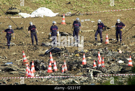 I servizi di emergenza francesi vagliano il relitto dei resti dell'aereo Air France Concorde fuori Parigi. Ogni bollard, si crede, denota dove resti del corpo sono stati trovati. Foto Stock