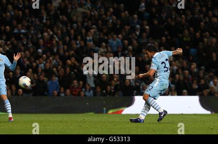 Calcio - Barclays Premier League - Manchester City / West Bromwich Albion - Etihad Stadium. Carlos Tevez di Manchester City segna il terzo goal del suo lato Foto Stock