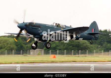 Un aereo da combattimento Spitfire PR Mk XIX in arrivo a terra, al Farnborough Air Show. Foto Stock