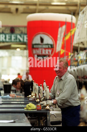 Harold Dransfield di Stalybridge, Cheshire, pulisce i rubinetti del grande Festival della birra britannico organizzato dalla Campagna per il Readl Ale (CAMRA) ad Olympia, Londra occidentale. * il festival, soprannominato il pub più grande del mondo, promette ai pugni la possibilità di assaggiare più di 700 birre reali, sidri e birre straniere, tra cui 330 birre reali provenienti da 150 birrifici britannici e 200 marchi stranieri in offerta. 16/3/01: Il CAMRA, iniziato nel 1971, conta oggi 60,000 membri e festeggia il suo trentesimo compleanno chiedendo ai bevitori di alzare un bicchiere di birra di produzione britannica. Foto Stock