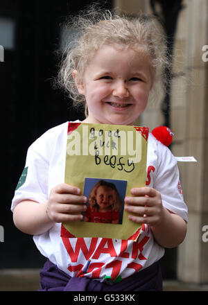 Rebecca Foley, Five, che è in remissione dalla leucemia mieloide acuta, detiene una carta per l'ex cricketer Sir Ian Botham, mentre si prepara a iniziare la prima tappa del suo 14 ° caritatevole walk, a sostegno della Leukemia & Lymphoma Research, da Glasgow. Foto Stock