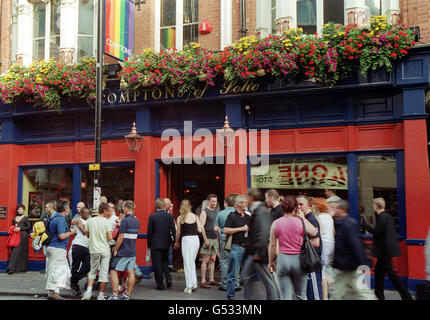 Il Comptons of Soho bar in Old Compton Street, Soho, un famoso quartiere gay del centro di Londra. Foto Stock