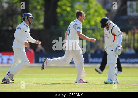 James Anyon di Sussex (centro) celebra la presa del wicket del Lancashire Ashwell Prince (destra) Foto Stock