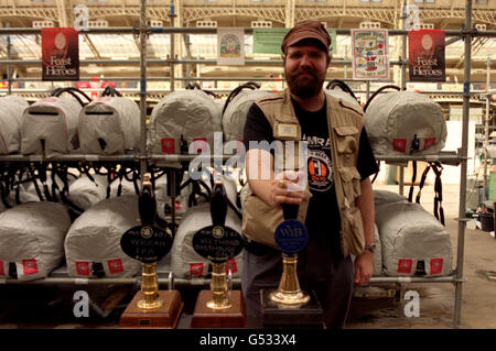 Laurent Mousson dalla Svizzera al Great British Beer Festival di Olympia, nella parte ovest di Londra. Il festival, soprannominato il pub più grande del mondo, promette ai pugni la possibilità di assaggiare più di 700 birre vere, sidri e birre straniere. * tra cui 330 birre chiare provenienti da 150 birrifici britannici e 200 marchi stranieri in offerta. Foto Stock