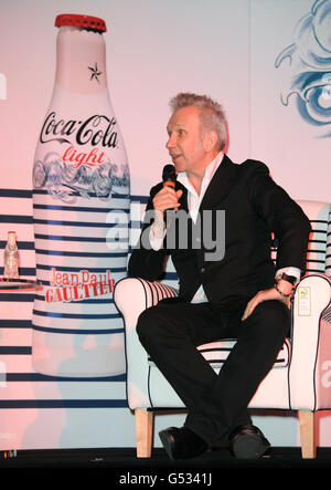 Jean Paul Gaultier lancia il suo progetto per la bottiglia in edizione limitata per Coca Cola Light al famoso Cavallo pazzo di Parigi. Foto Stock