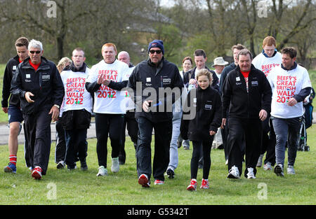 La leggenda del Cricket Sir Ian Botham (centro) e il manager celtico Neil Lennon (quarta a sinistra) si uniscono agli escursionisti nel Drumpeller Country Park, Coatbridge, durante la prima tappa del 14° caritatevole walk di Sir Ian, a sostegno della Leukemia & Lymphoma Research. Foto Stock