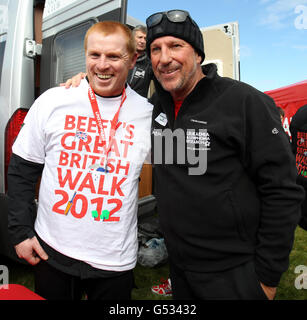 La leggenda del Cricket Sir Ian Botham (a destra) e il direttore celtico Neil Lennon nel Drumpeller Country Park, Coatbridge, durante la prima tappa del 14° caritatevole walk di Sir Ian, a sostegno della Leukemia & Lymphoma Research. Foto Stock