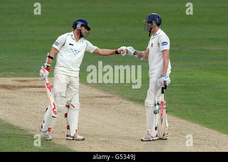 Cricket - LV= County Championship - Divisione uno - giorno tre - Surrey v Sussex - The Kia Oval. James Anyon di Sussex (l) e Luke Wells Foto Stock