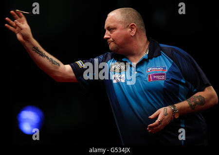 Freccette - McCoys Premier League freccette - Motorpoint Arena. Andy Hamilton durante la sua partita contro Gary Anderson Foto Stock