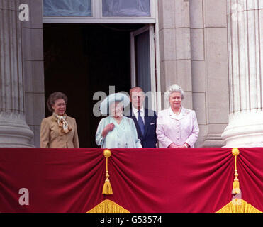 La regina madre compleanno balcone 6 Foto Stock