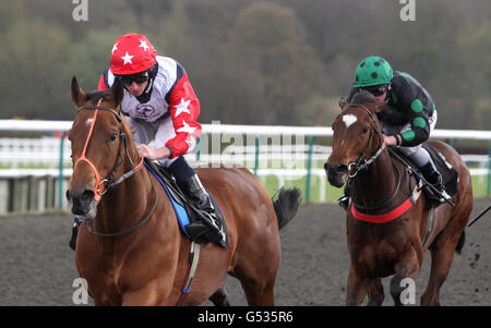 Khubala guidato da Ryan Moore (a sinistra) vince la Free Horse Racing Bets a FreeBetting.co.uk Maiden Stakes presso l'ippodromo di Lingfield, Lingfield. Foto Stock