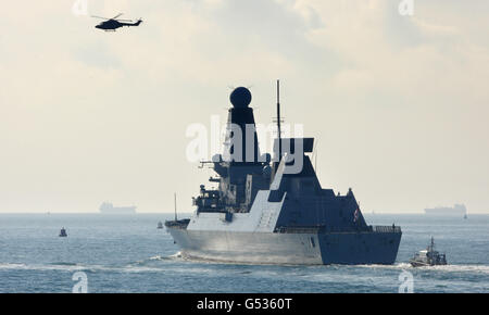 La Royal Navy Type 45 Destroyer HMS Dauntless salpa da Portsmouth per le Isole Falklands con il suo primo schieramento. Foto Stock