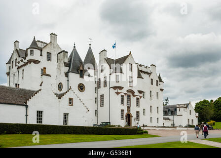 Regno Unito, Scozia, Perth and Kinross, Blair Atholl, Blair Castle dalla parte anteriore, il castello fu costruito nel 1269 da John Comyn a Blair Atholl Foto Stock