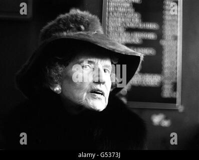 PA FOTO 12/11/1974 IL MATRIARCA DELLA FAMIGLIA KENNEDY D'AMERICA, ROSA KENNEDY, VEDOVA DI JOSEPH KENNEDY, E MADRE DEL PRESIDENTE ASSASSINATO JOHN KENNEDY E DEL SENATORE ROBERT KENNEDY, DURANTE UNA VISITA AI LIBRAI HATCHARDS, DOVE HA AUTOGRAFATO COPIE DELLA SUA AUTOBIOGRAFIA, VOLTE DA RICORDARE. Foto Stock