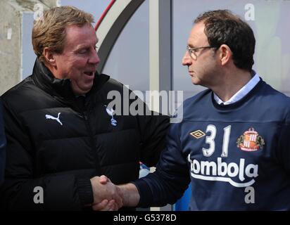 Harry Redknapp (a sinistra), direttore di Tottenham Hotpsur, scuote le mani con Sunderland manager Martin o'Neill (a destra) prima del calcio d'inizio Foto Stock