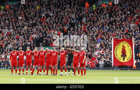 Calcio - Barclays Premier League - Liverpool / Aston Villa - Anfield. I giocatori e i fan di Liverpool osservano un minuto di silenzio in vista dell'anniversario di 23 anni di Hillsborough Distaster Foto Stock