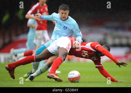 Calcio - Npower Football League Championship - Bristol City / Coventry City - Ashton Gate. Albert Adomah di Bristol City e Oliver Norwood di Coventry City (a sinistra) in azione Foto Stock