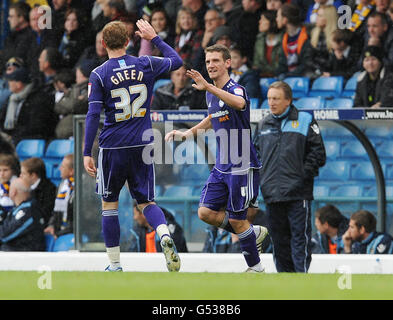 Craig Bryson (a destra) della contea di Derby festeggia con Paul Green dopo aver segnato il suo primo gol durante la partita del campionato di football della Npower League a Elland Road, Leeds. Foto Stock