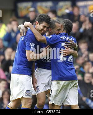 Leon Osman di Everton (al centro) celebra il terzo gol del suo fianco Del gioco con i compagni Steven Pienaar e Denis Stracqualursi (sinistra) Foto Stock