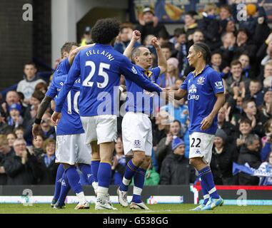 Leon Osman di Everton (al centro) celebra il terzo gol del suo fianco del gioco con i compagni di squadra Foto Stock