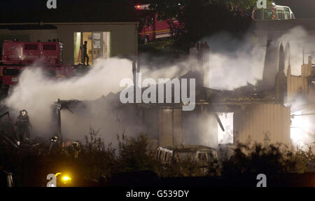 I servizi di emergenza lavorano attraverso il relitto dei resti dell'hotel e degli aerei a Gonesse fuori Parigi. La Concorde Air France si è schiantata uccidendo 113 persone. Gli investigatori di crash hanno recuperato due registratori di volo scatola nera dai resti carred. Foto Stock