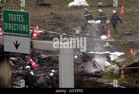 I servizi di emergenza trasportano borse per il corpo attraverso il relitto dell'aeromobile a Gonesse fuori Parigi, dove la Concorde si schiantò uccidendo 113 persone. I corpi sono stati portati ad un mortuario improvvisato in una palestra scolastica nel villaggio di Gonesse. * gli investigatori di Crash hanno recuperato due registratori di volo black box dai resti noleggiato dell'Air France Concorde. Foto Stock
