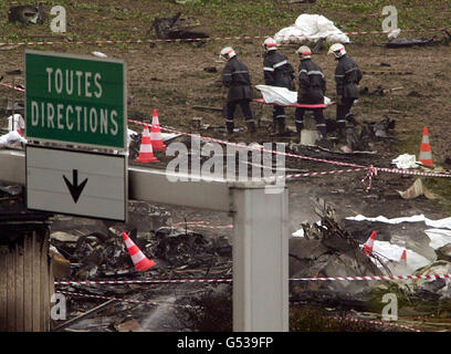 25 LUGLIO: In questo giorno nel 2000 un Air France Concorde diretto a New York si schianta poco dopo il decollo nella città di Gonesse. I servizi di emergenza trasportano borse per il corpo attraverso il relitto dell'aeromobile a Gonesse fuori Parigi, dove la Concorde si schiantò uccidendo 113 persone. I corpi sono stati portati ad un mortuario improvvisato in una palestra scolastica nel villaggio di Gonesse. * gli investigatori di Crash hanno recuperato due registratori di volo black box dai resti noleggiato dell'Air France Concorde. Foto Stock