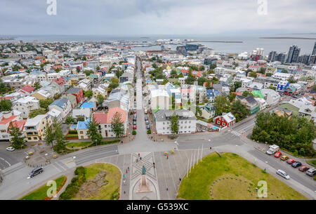 L'Islanda, Höfuðborgarsvaeðið, Reykjavík, Vista della capitale Reykjavik, Hallgrímskirkja è un evangelico-luterana chiesa parrocchiale di stato islandese Foto Stock