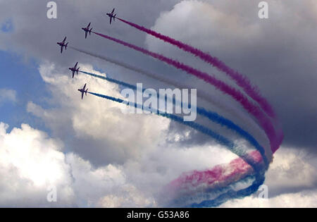 Farnborough Airshow frecce rosse. Le frecce rosse si esibiscono sul Farnborough Air Show durante il primo giorno di apertura pubblico. Foto Stock