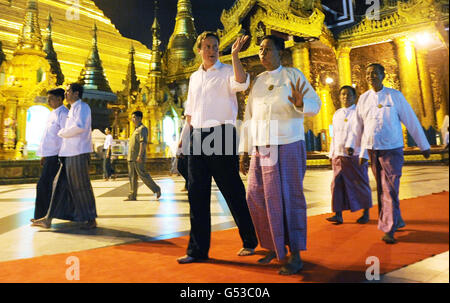 Un primo Ministro David Cameron, sradicato, è mostrato ieri intorno alla Pagoda di Shwedagon nella capitale birmana, Rangoon. Foto Stock