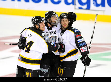 Nottingham Panthers David Alexendra-Beauregaurd (al centro) celebra la sua prima posizione Obiettivo del gioco con i compagni di squadra Stephen Lee (a destra) e. Jordan Fox Foto Stock