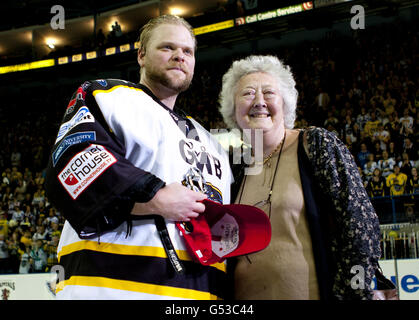 Hockey su ghiaccio - Elite Ice Hockey League - 2012 Play off - finale - Cardiff Devils / Nottingham Panthers - Capital FM Arena. Nottingham Panthers Craig Kowalski riceve il premio Man of the Match da Gillian Edwards, moglie del deputato locale Kenneth Clarke Foto Stock