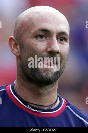 Il nuovo portiere del Manchester United Fabien Barthez durante una sessione di allenamento a Old Trafford. I campioni di premiership United affronteranno i vincitori della fa Cup Chelsea nello Shield di beneficenza. Foto Stock