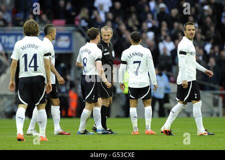 I giocatori di Tottenham Hotspur, tra cui Scott Parker (centro a sinistra), si appella all'arbitro Martin Atkinson (centro a destra) dopo Juan Mata (non nella foto) segna il secondo gol di Chelsea Foto Stock