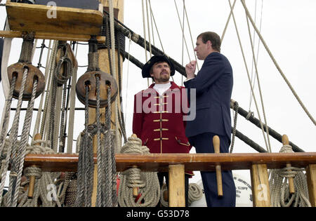 Il Duca di York (R) parla al Capitano Vladimir Martous, 34, a bordo dello Shtandart sul Tamigi a Londra. Il duca visitò la replica della fregata del cannone del 28, durante la visita della nave a Londra. * la nave da combattimento, originariamente costruita nel 1703 come ammiraglia della nuova marina russa dal giovane Tsar Pietro il Grande, fu ricostruita da un gruppo di volontari come parte di una joint venture di beneficenza russa/britannica/olandese. Il Duca è un Patrono comune del progetto. Foto Stock